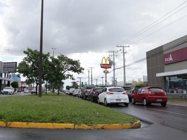 Licenciamento de veículos com placas final 1 e 2 vence nesta terça-feira Fila de veículos parados em semáforo na Avenida Mato Grosso, em Campo Grande (Foto: Kisie Ainoã)
