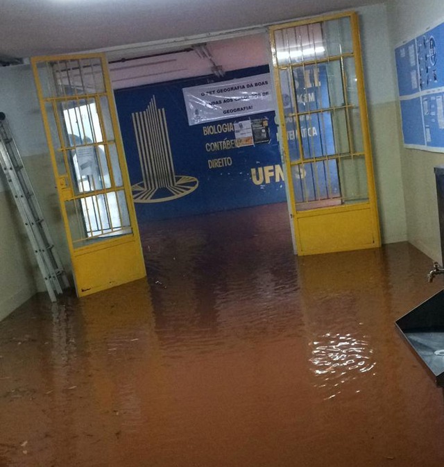 Chuvas chegam com força e causam transtornos no sul e leste do MS Corredores internos da UFMS agora. Foto enviada por leitor.