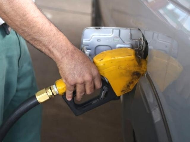 Preço médio da gasolina sobe 1,3% e chega aos R$ 4,25 em MS Motorista abastece veículo em posto de Campo Grande (Foto: Kísie Ainoã/Arquivo)