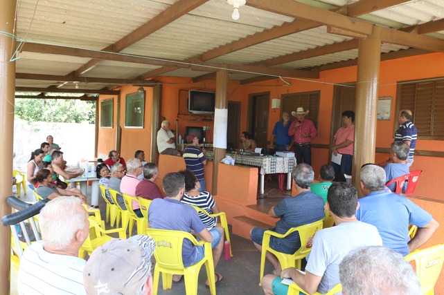 Prefeitura começa estudos para construção de pontes de concreto na área rural O prefeito e os secretários foram à área rural neste domingo para discutir a instalação da ponte de concreto. Foto: Divulgação