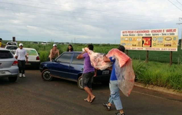 Peças de carne, que estavam no caminhão atolado, foram levadas por saqueadores (Foto: Midiamax News)