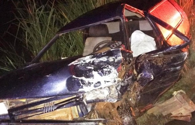Colisão frontal entre Uno e caminhão mata uma pessoa na MS-276 Foto - Divulgação Corpo de Bombeiros