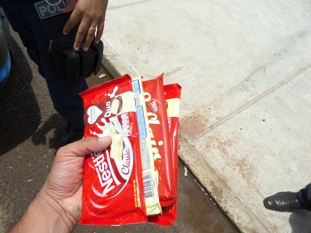 Chocolates são furtados de supermercado no Santo André (Foto: Marco Campos)