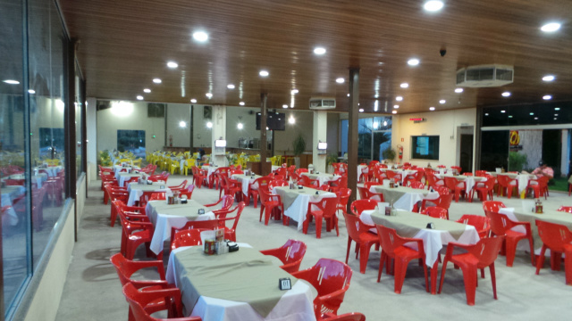 O restaurante possui amplo espaço e agora foi instalado blindex e aparelhos para climatização do ambiente (Foto: Ricardo Ojeda)