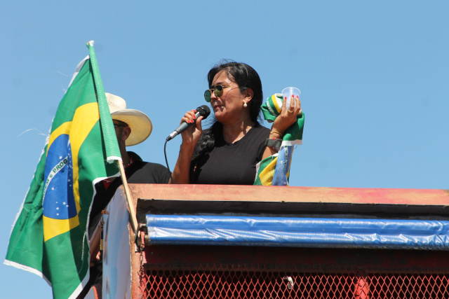 Por 1 hora, manifestantes bloqueiam BR-262 no trecho de acesso entre MS e SP A empresária Sayuri Baez foi uma das principais organizadoras da manifestação e a todo instante mostrava-se preocupada com as pessoas que precisavam seguir viagem (Foto: Daniela Silis)
