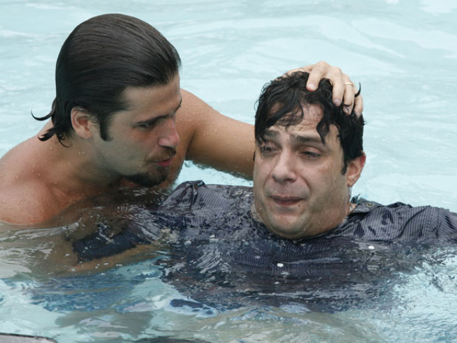Berilo e Mimi se enfrentam debaixo d'água (Foto: Passione / TV Globo)