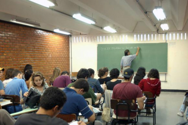 Apenas 54,3% dos jovens concluíram ensino médio até os 19 anos em 2013 A distorção entre a idade e a série vem diminuindo gradualmente desde 2007 (Foto: Arquivo/Agência Brasil)