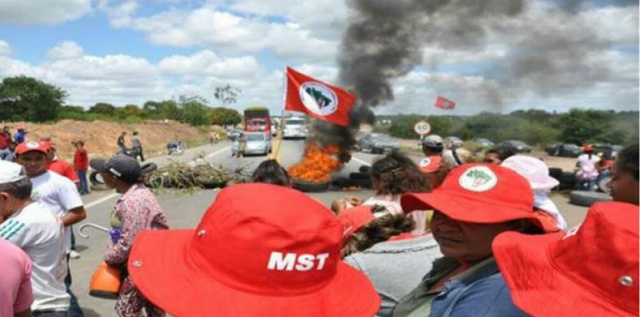 Em várias rodovias espalhadas pelo Pais o MST está paralisando fluxo de veículos (Foto: Divulgação)