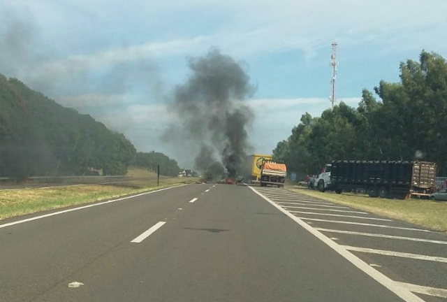 Foto enviada pelo grupo de WatsApp mostra protesto do MS na rodovia Marechal Rondon, entre Guaraçai e Mirandópolis (SP). A pista interditada e os manifestantes incendiaram pneus (Foto: Divulgação)