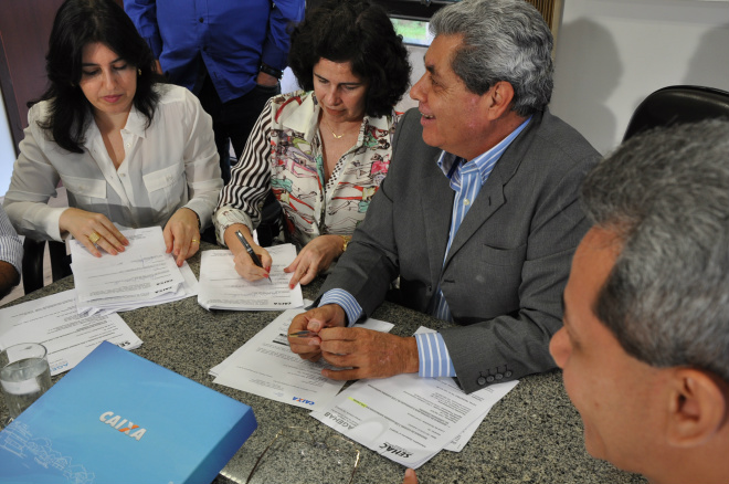 Prefeita Márcia Moura durante assinatura do convênio para a construção de mais 1.432 unidades habitacionais
