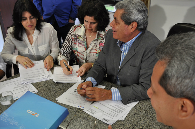 Três Lagoas ganhará mais 1.432 unidades habitacionais Prefeita Márcia Moura durante assinatura do convênio para a construção de mais 1.432 unidades habitacionais