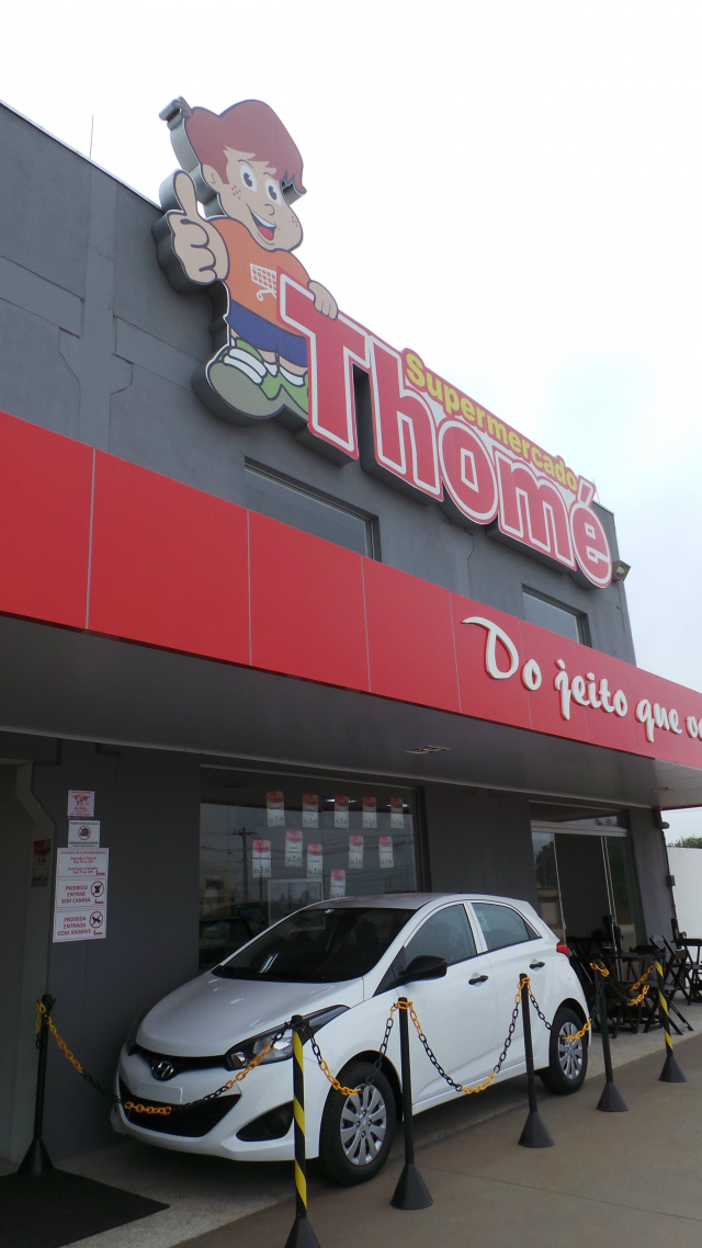 O carro está em exposição na loja 2 do Supermercado Thomé (Foto: Ricardo Ojeda)