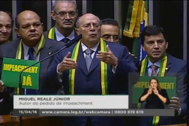 249 deputados estão inscritos para discursar na sessão deste sábado Miguel Reale Junior, autor de pedido de impeachment, discursa em transmissão ao vivo da sessão de hoje na Câmara dos Deputados (Foto: Reprodução)