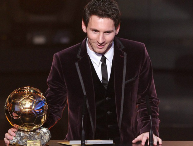 Messi recebe Bola de Ouro das mãos de Ronaldo e entra para a história Messi com sua terceira Bola de Ouro: craque dedicou prêmio ao amigo Xavi, terceiro colocado Foto: AFP