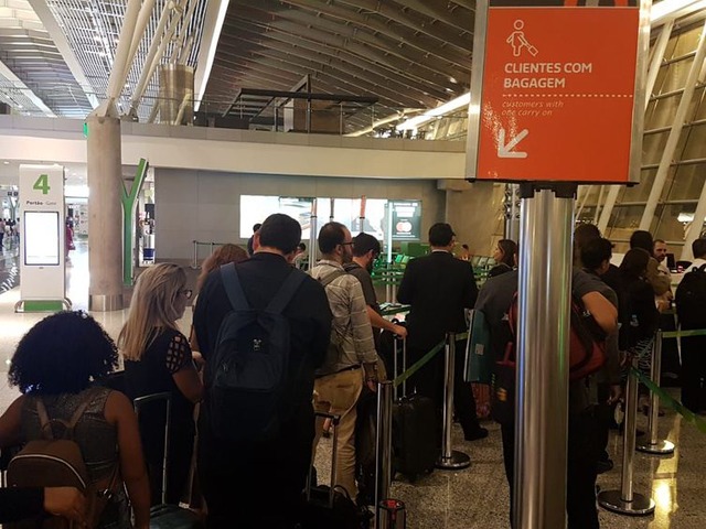 Mais quatro aeroportos adotam novas regras para bagagem de mão Clientes com bagagem de mão precisam obedecer as especificações da Anac para embarcá-la no compartimento de bagagem na área de passageiros do avião - Pedro Rafael Vilela/Repórter da Agência Brasil
