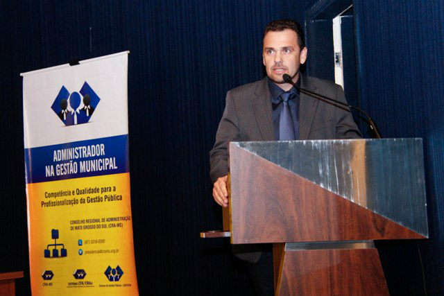Em ato público, presidente da Assomasul prevê dificuldades dos prefeitos no fechamento das contas Juvenal Neto discursa durante o evento na capital. (Foto: Edson Ribeiro)