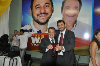 Prefeito e vice de Costa Rica tomam posse Prefeito e vice durante posse na madrugada desta terça-feira. Foto: Site Costa Rica News