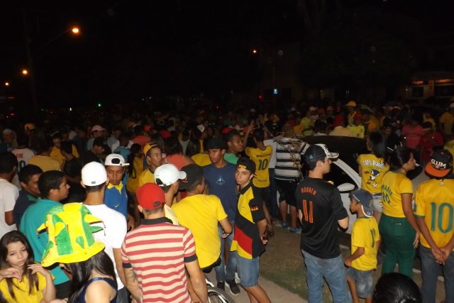 Brasil passa pela Colômbia e garante vaga na semifinal Mais uma vez, torcedores saíram às ruas para comemorar (Foto: Edivelton Kologi)
