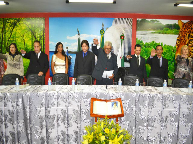 Caravina, vice e vereadores tomam posse em Bataguassu Prefeito, Vice-prefeita e Vereadores fazendo o Juramento