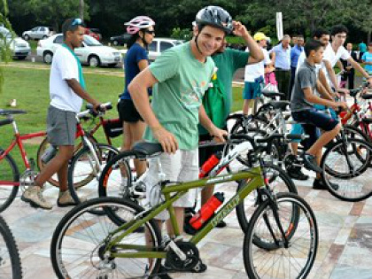 Vereador chega de bicicleta para cerimônia de posse em MS Vereador chegou à cerimônia com outros 32
ciclistas (Foto: Maressa Mendonça/ G1 MS)