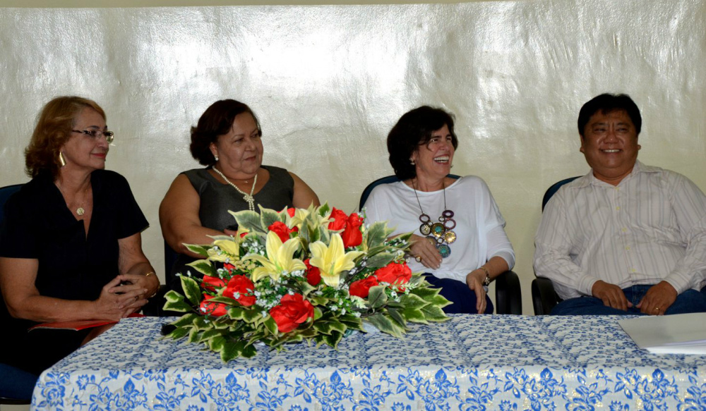 A cerimônia aconteceu no Centro Cultural Irene Marques Alexandria, na sede da Secretaria Municipal de Educação e Cultura (SEMEC) e contou com a presença do vice-prefeito Luiz Akira (DEM) e do vereador Adão José Alves. (Foto: Assessoria)