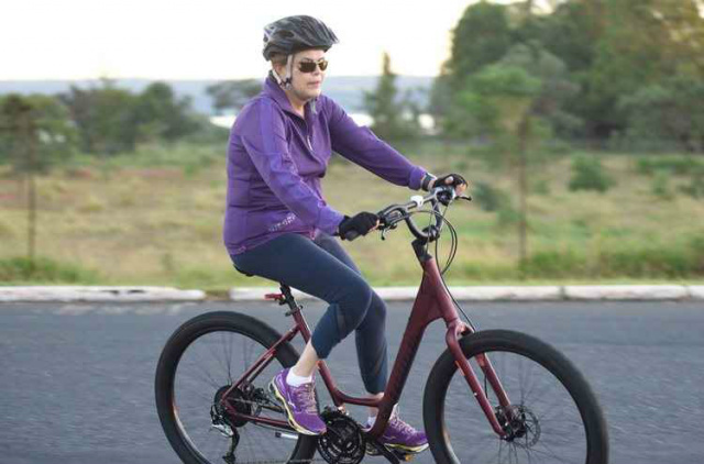 Em dia de votação do impeachment, Dilma anda de bicicleta em Brasília A presidente Dilma Rousseff na manhã desta sexta-feira (15). (Foto: Divulgação)