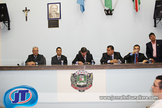 Vereadores durante posse na Câmara Municipal. Foto: Jornal Tribuna Livre