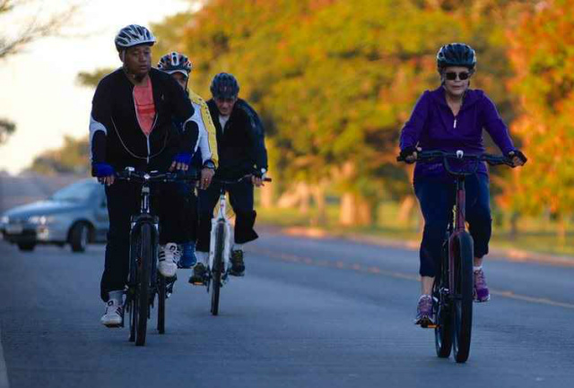 Em dia de votação do impeachment, Dilma anda de bicicleta em Brasília Seguranças acompanharam a presidente, durante a manhã de exercícios. (Foto: Divulgação)