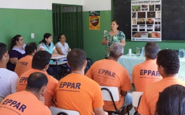 Em Paranaíba, internos são orientados sobre o combate ao mosquito Aedes aegypti A médica Ymara Lúcia Zanin Palchetti durante palestra com os internos (Foto: Divulgação/Notícias MS)