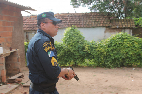 De arma em punho, pronto para ação, militar faz diligência em residência no bairro Guanabara (Foto: Ricardo Ojeda)