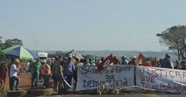 Os manifestantes apoiavam a presidente Dilma Rousseff e reivindicavam o cumprimento da democracia (Foto: Reprodução/TV Morena)