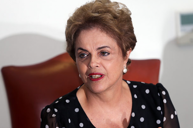 A presidente Dilma Rousseff dá entrevista em seu gabinete no Palácio do Planalto. (Foto: Alan Marques/ Folha Press)