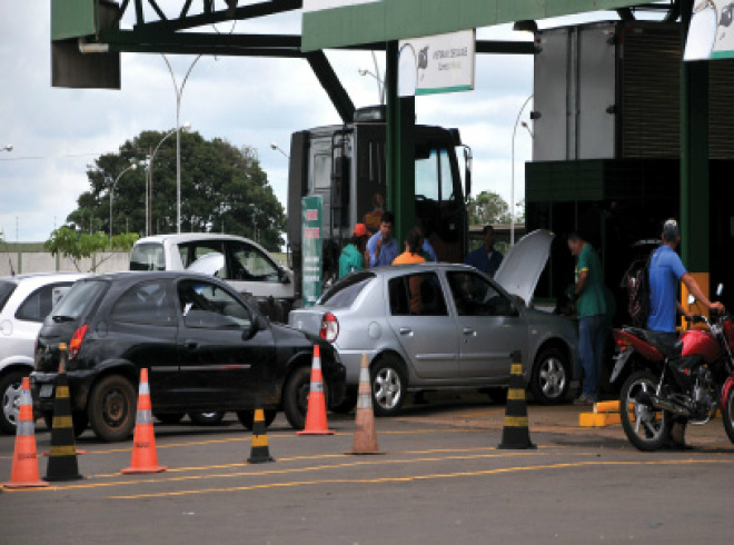 Foto: Paulo Ribas / Correio do Estado
Motoristas precisam enfrentar filas hoje à espera de atendimento no pátio de vistoria