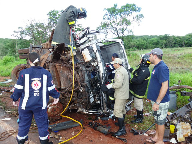Bombeiros tiveram que usar equipamentos especial para conseguir resgatar as vítimas que ficaram presas nas ferragens (Foto: Celso Daniel/Perfil News)