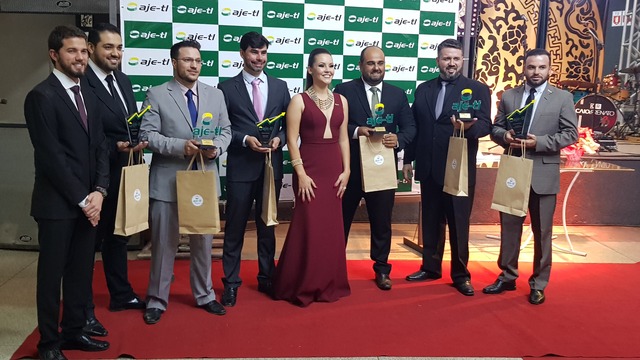 A presidente da AJE - TL, Renata Fernandes Camargo com os empresários que foram destaque Melhores do Ano de 2018  (Foto: Ricardo Ojeda) 