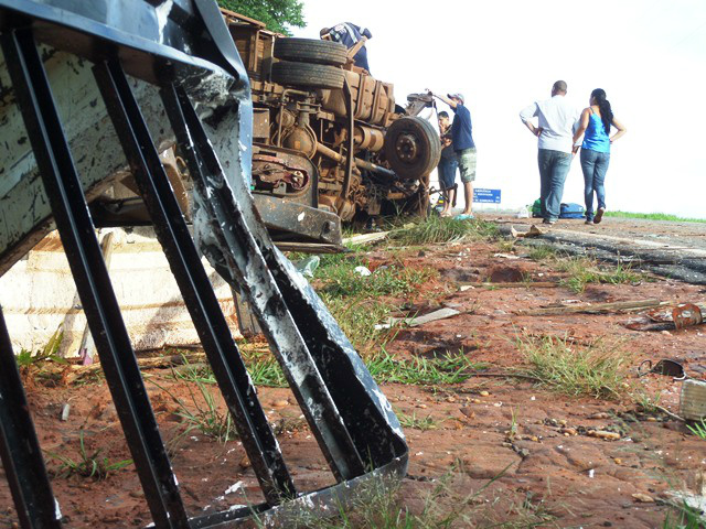 Com a violência da batida, os caminhões tombaram na rodovia (Foto: Celso Daniel/Perfil News)
