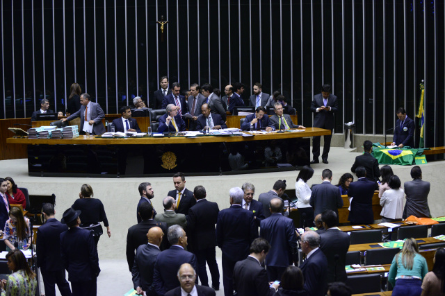 Plenário discute o impeachment desde as 8h55 de sexta-feira (Foto: Nilson Bastian)