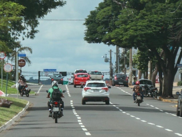 No País, MS é o 7º em que o trânsito mata mais que homicídios Em trânsito calmo, veículos trafegam na Avenida Afonso Pena sentido centro da cidade. (Foto: Henrique Kawaminami/Arquivo).