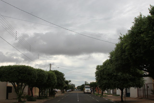 AGORA: céu parcialmente nublado em Três Lagoas Apesar do tempo demonstrar que está nublado a previsão é de 32º para hoje. (Foto: Patrícia Miranda)