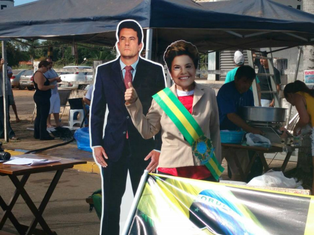 Movimento Vem pra Rua Três Lagoas "derruba Dilma na feira" O juiz federal Sérgio Moro e a presidente Dilma Rousseff estão retratados no local da feira em Três Lagoas. (Foto: Ricardo Ojeda)