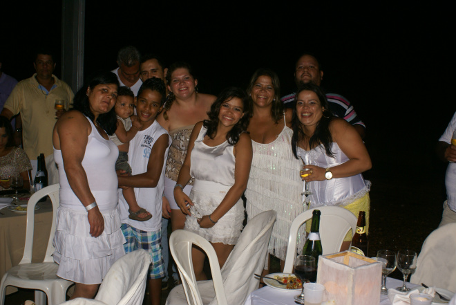 Mais uma vez o Réveillon das Águas na Pousada do Tucunaré é sucesso Família optaram pelas roupas branca para comemorar a virada do ano (Fotos: James Luck)