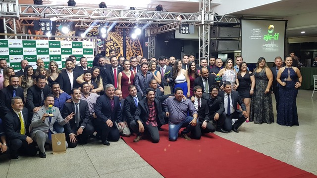 AJE premia os Melhores do Ano; destaque foi para empresário da construção civil Empresários que integram a AJE - TL em pose durante o evento que escolheu o destaque Empresário do Ano (Foto: Ricardo Ojeda)