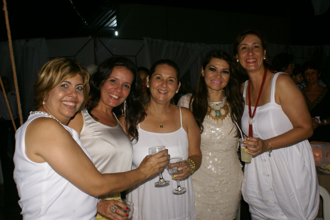 Mais uma vez o Réveillon das Águas na Pousada do Tucunaré é sucesso Gilsara Falco, de bege recepciona grupo de amigas