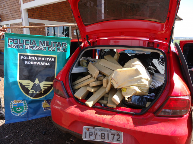 No interior do carro foram localizados 336 tabletes de maconha. Ao todo a droga pesou 372 quilos (Foto: Divulgação/PM MS)