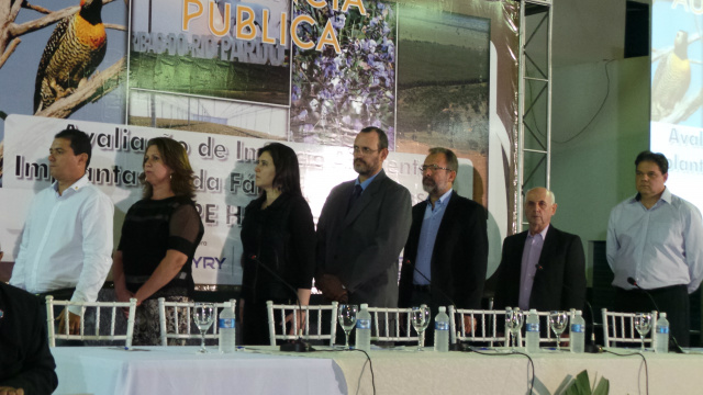 Autoridades políticas, investidores, além do representante da Pöyry Consultoria participaram da Audiência Pública realizada n anoite de quinta-feira em Ribas do Rio Pardo (Fotos: Ricardo Ojeda e Edivelton Kologi) 