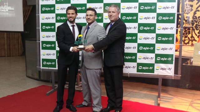 AJE premia os Melhores do Ano; destaque foi para empresário da construção civil O empresário, Nelio Arone, sócio proprietário da Arábi’s Esfiharia, Café Havan e Seo Cheff recebeu a premiação Jovem Empreendedor do Ano de 2018 (Foto: Marcia Héllen)