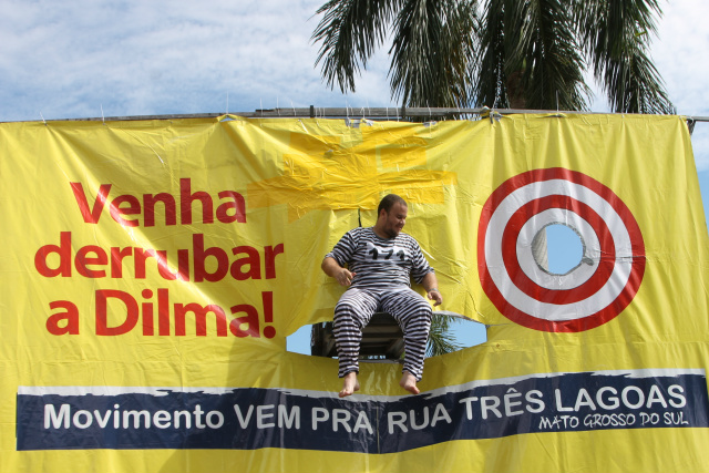 Ação “Derruba Dilma” reúne manifestantes em Feira Livre de Três Lagoas O manifestante vestido de presidiário representava o ex-presidente Lula (Foto: Daniela Silis)
