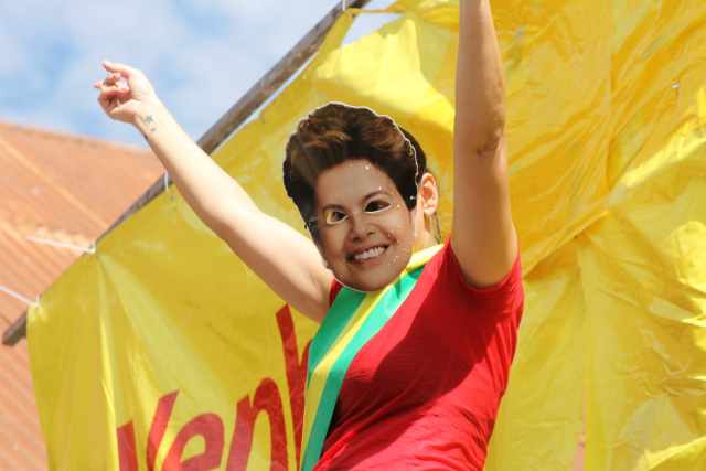 A manifestante que representada a presidente Dilma caía em uma piscina de água quando alguém acertava a bola em um alvo (Foto: Daniela Silis)