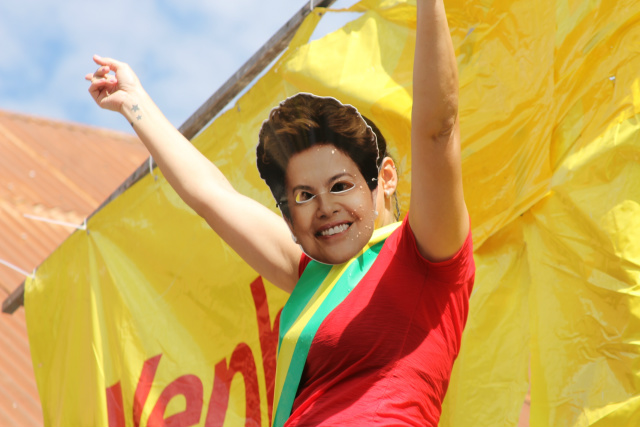 Ação “Derruba Dilma” reúne manifestantes em Feira Livre de Três Lagoas A manifestante que representada a presidente Dilma caía em uma piscina de água quando alguém acertava a bola em um alvo (Foto: Daniela Silis)