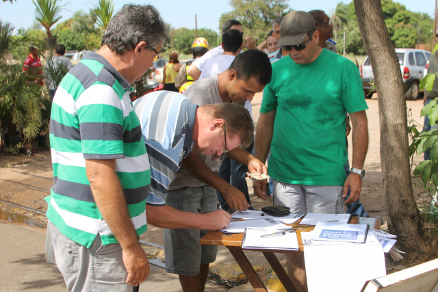 Ação “Derruba Dilma” reúne manifestantes em Feira Livre de Três Lagoas Também era colido assinaturas para se ter um número de quantos três-lagoenses apoiam o manifesto (Foto: Daniela Silis)